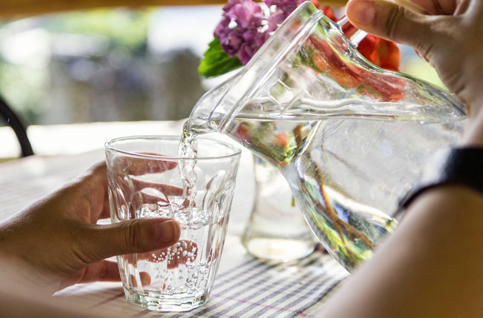 Có nên uống nước trước hay sau bữa ăn để giảm cân?
